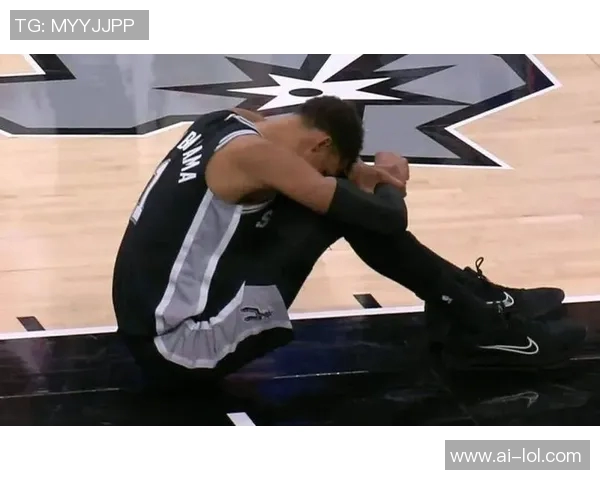 文班在比赛中受伤疑似左膝过度伸展治疗后返回替补席未能再次上场